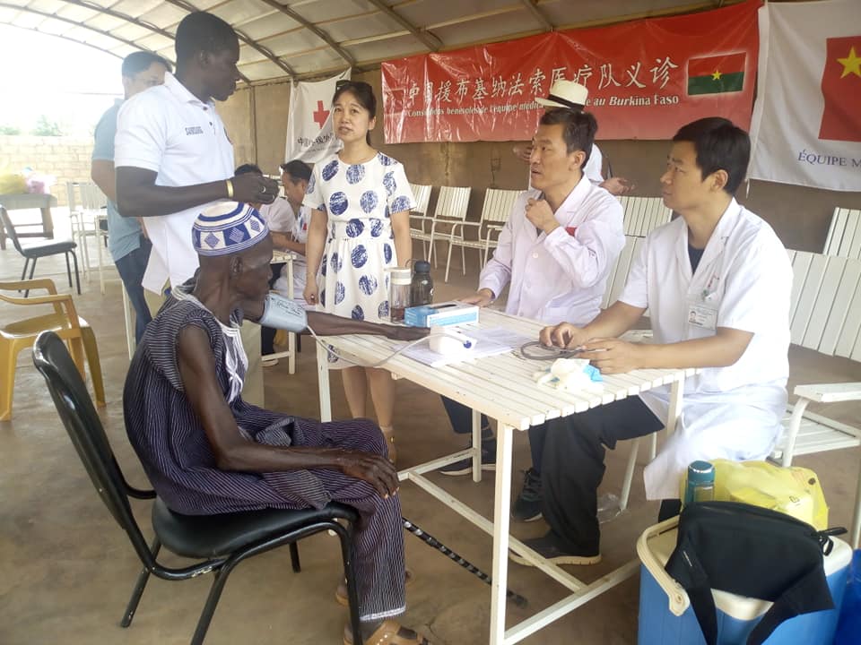 Burkina: des médecins chinois au chevet des malades de Mankoula - Tinganews